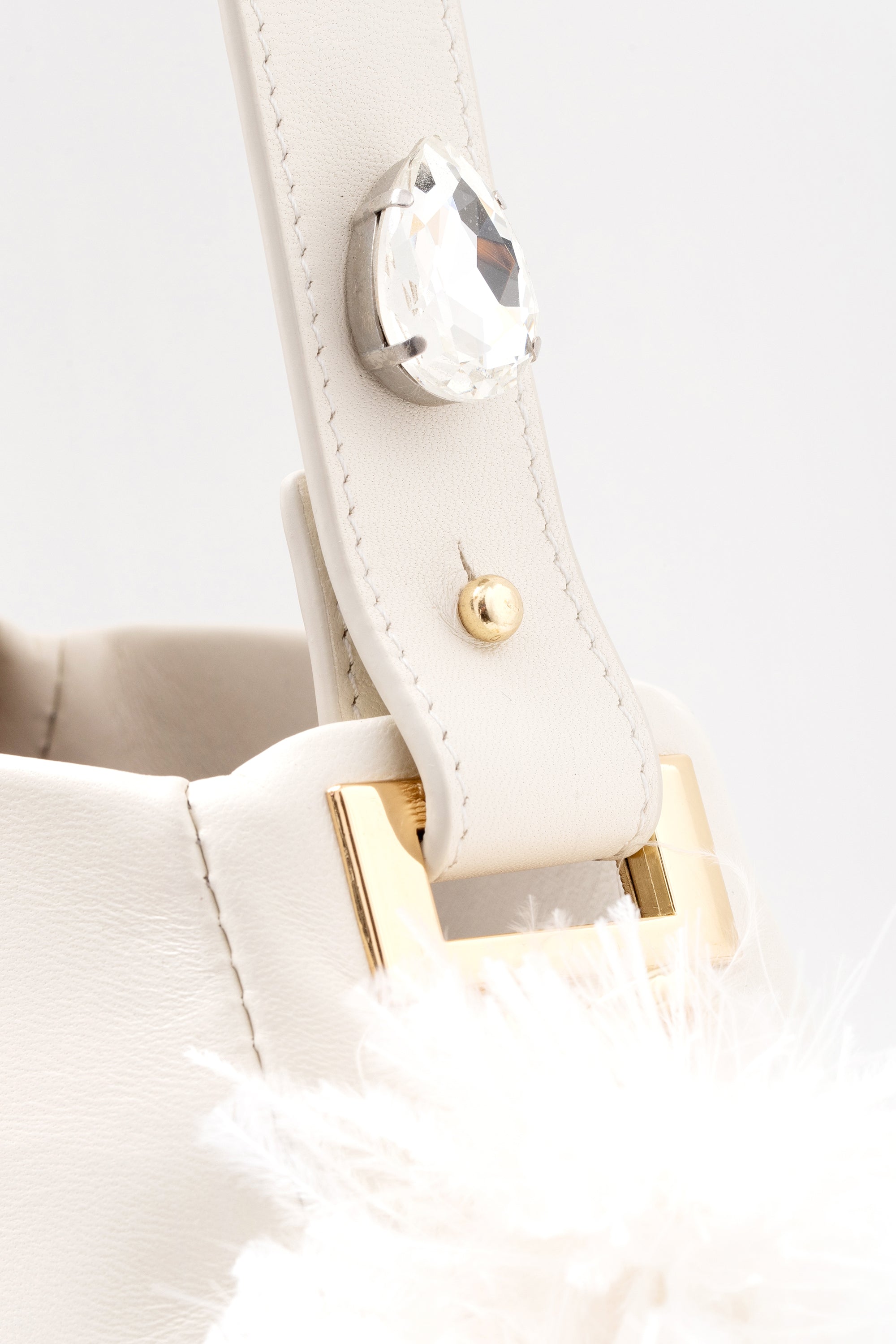 BORSA-DONNA-PELLE-BIANCA-PIUME-DETTAGLIO-CERNIERA-Stella_Vi_E-shop