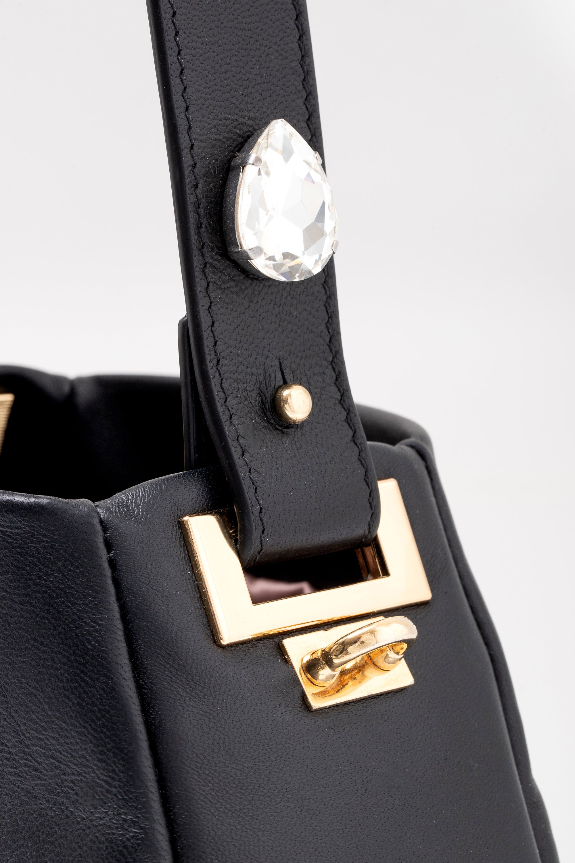 BORSA-DONNA-PELLE-NERA-dettagli-cerniera_Stella_Vi_E-shop