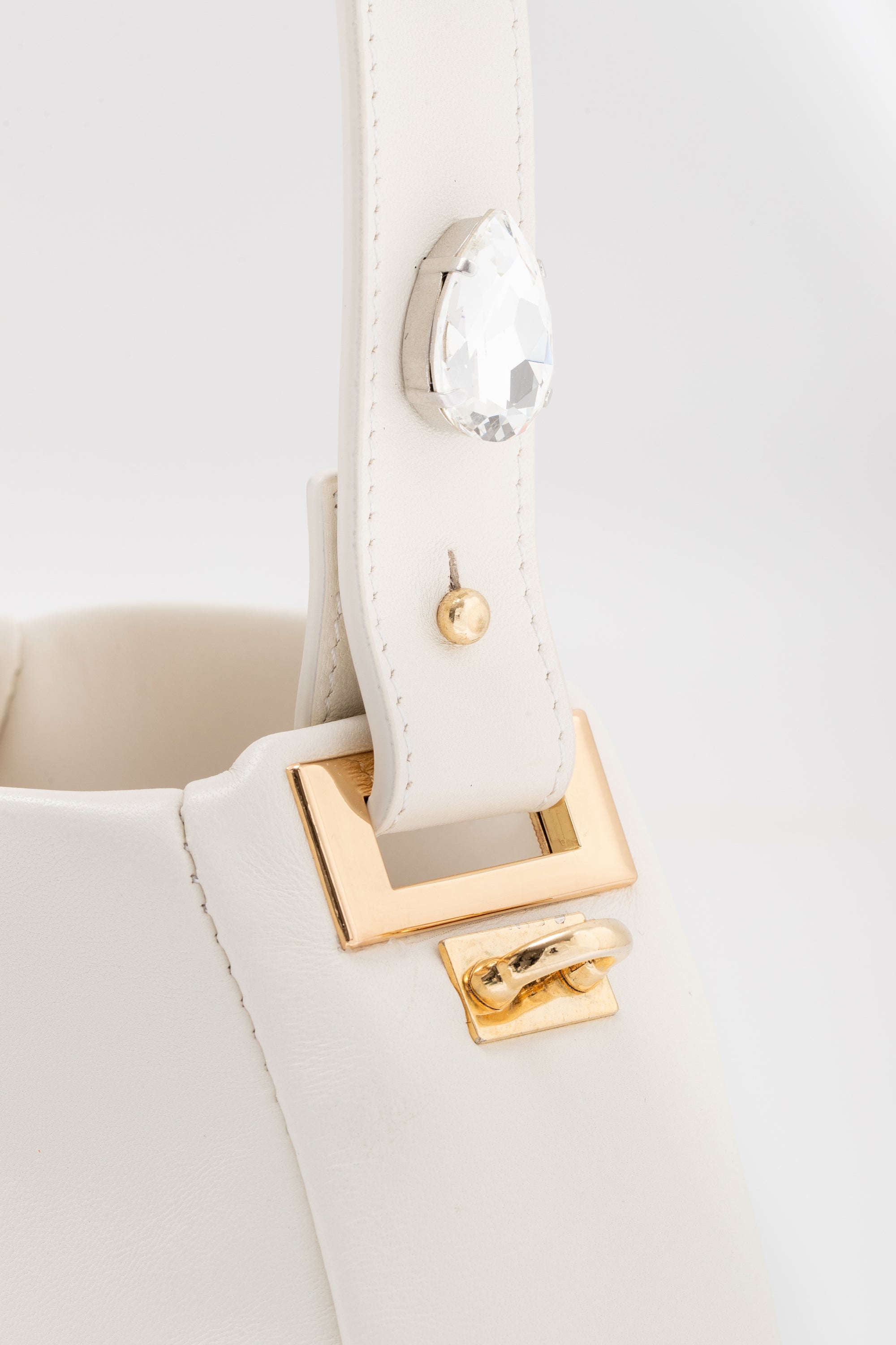 Borsa_donna-pelle-bianca-dettagli-diamante-cerniera-Stella_Vi_E-shop