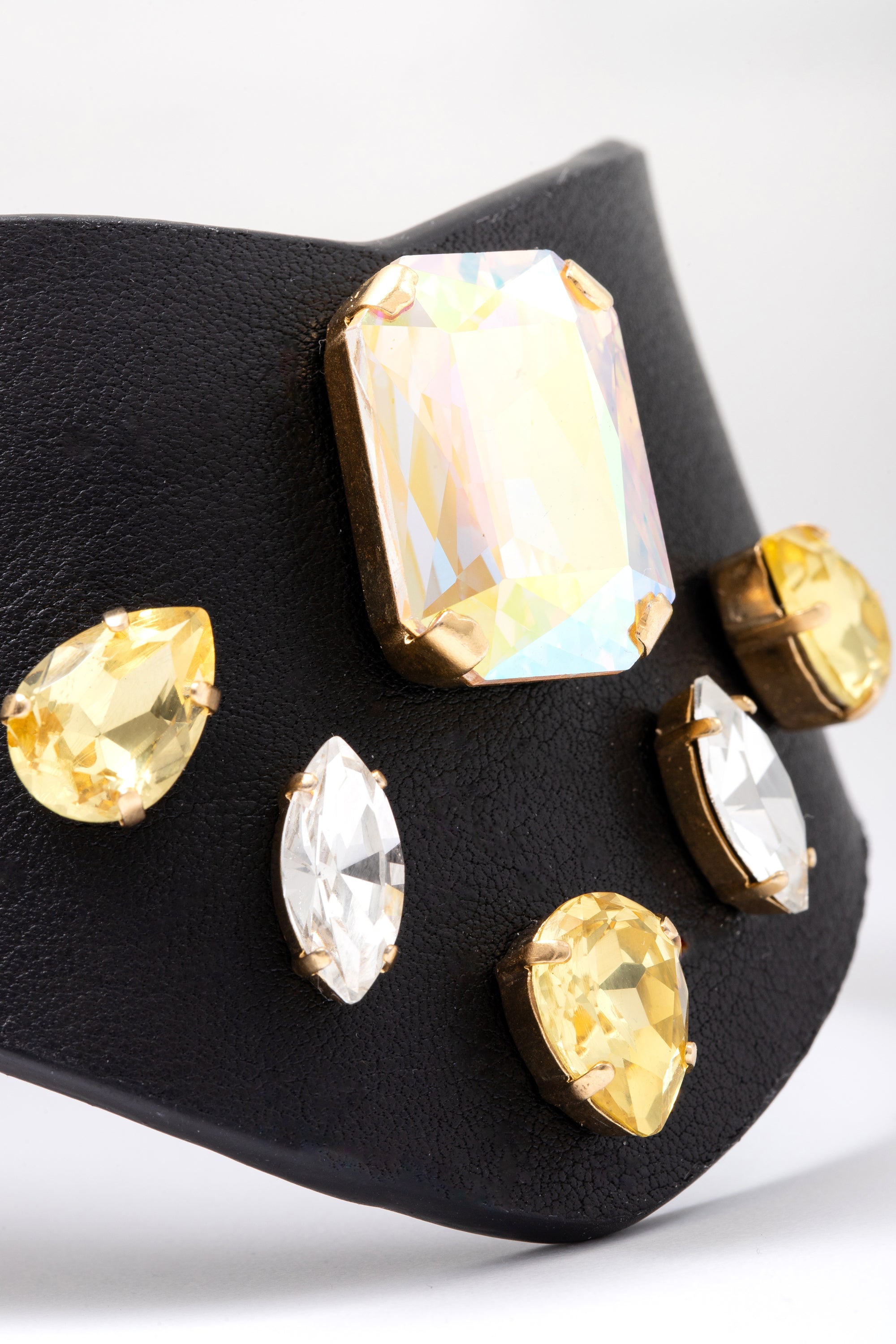 bracciale-donna-pelle-cristalli-nero-oro-dettaglio-202_Stella_Vi_E-shop_2025_12_05_633