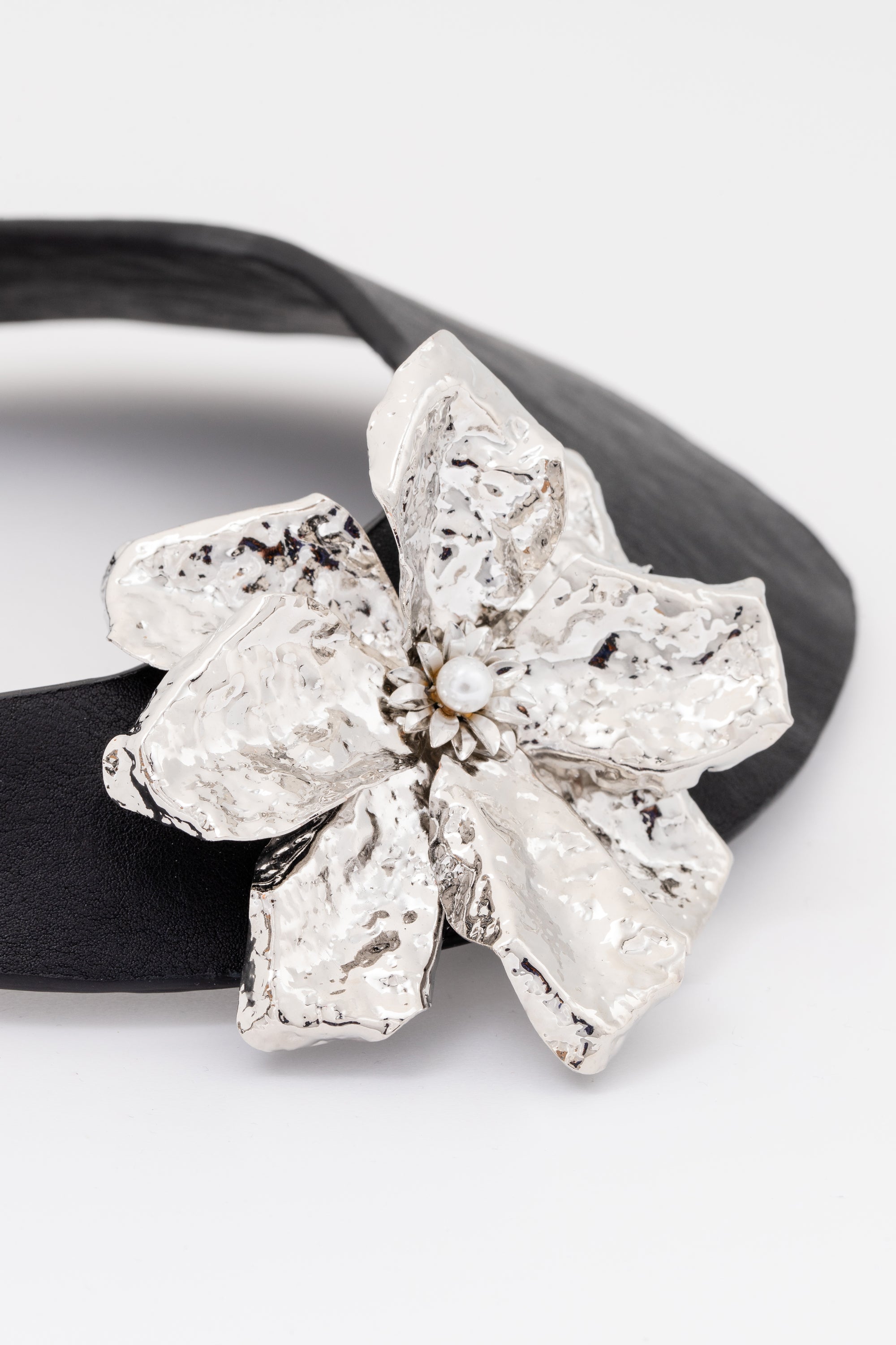 collier-donna-pelle-fiore-metallo-argento-dettaglio-141_Stella_Vi_E-shop_2025_12_05_574