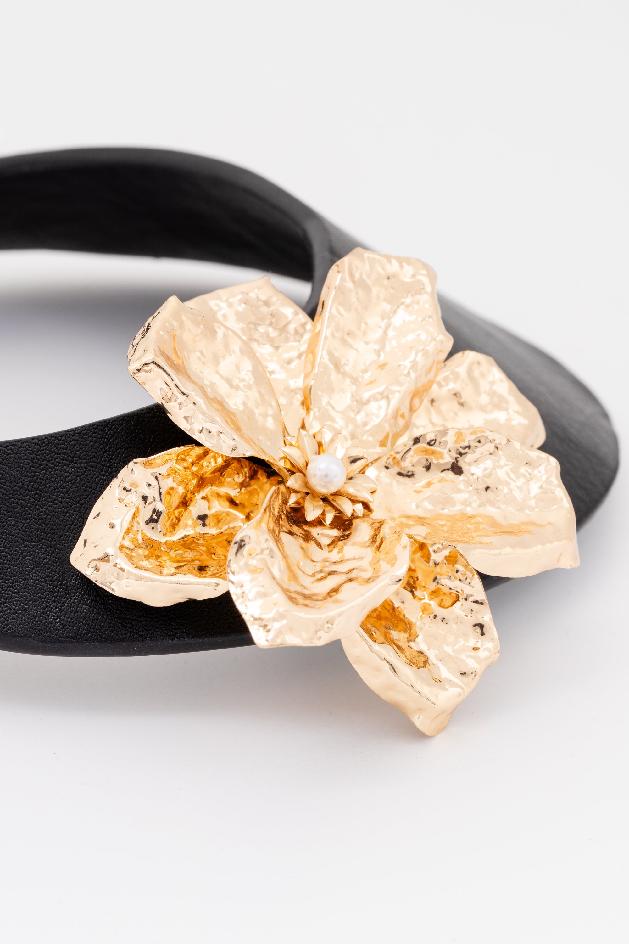 collier-donna-pelle-fiore-metallo-oro-dettaglio-143_Stella_Vi_E-shop_2025_12_05_578